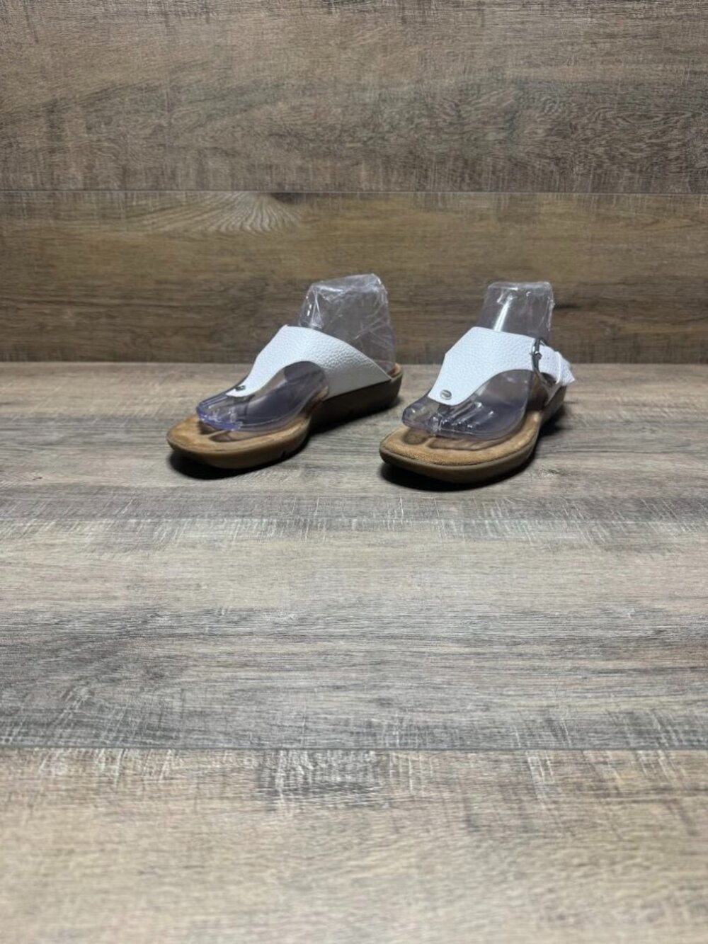 Aerosoles White Silver Buckle Thong Sandals Women's Size 8.5